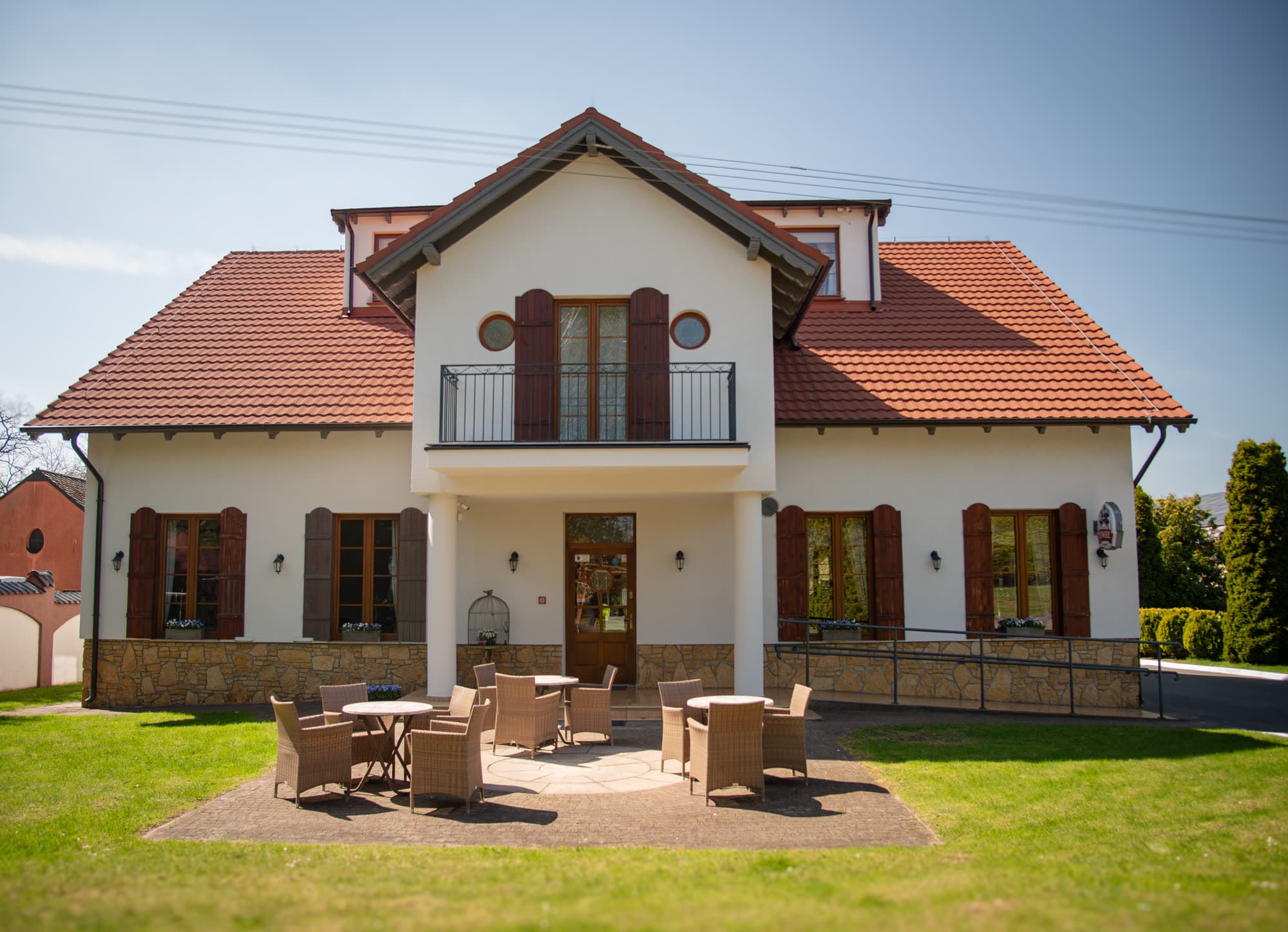 Dworek Biesiadny w Radzewicach — widok ogólny