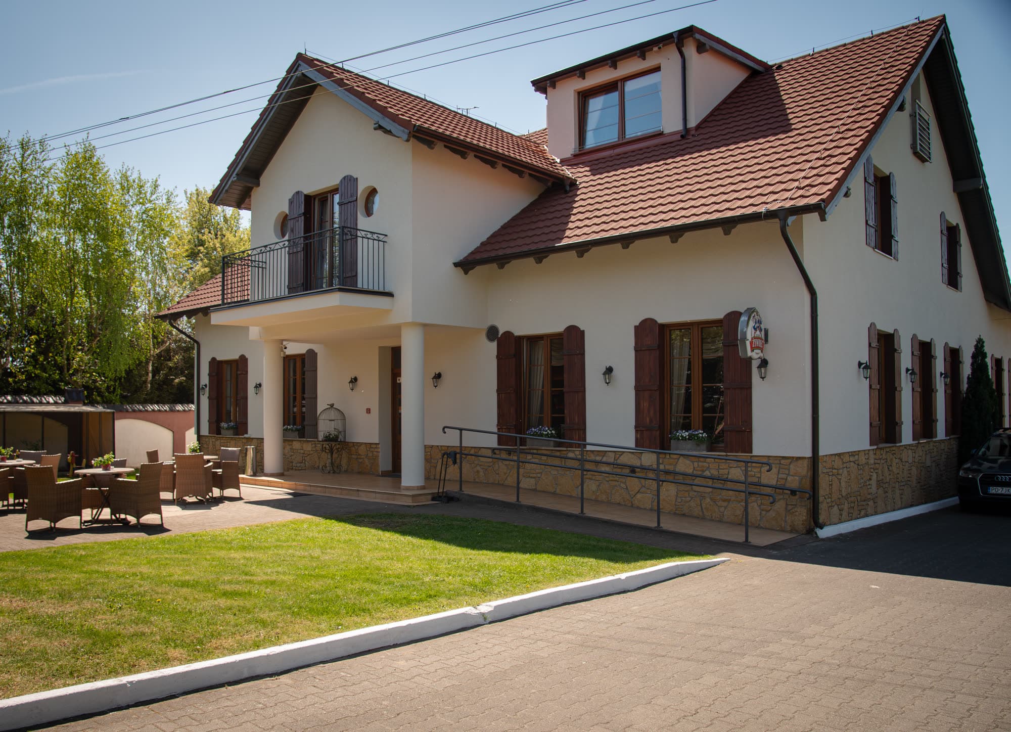 Dworek Biesiadny w Radzewicach — widok od frontu